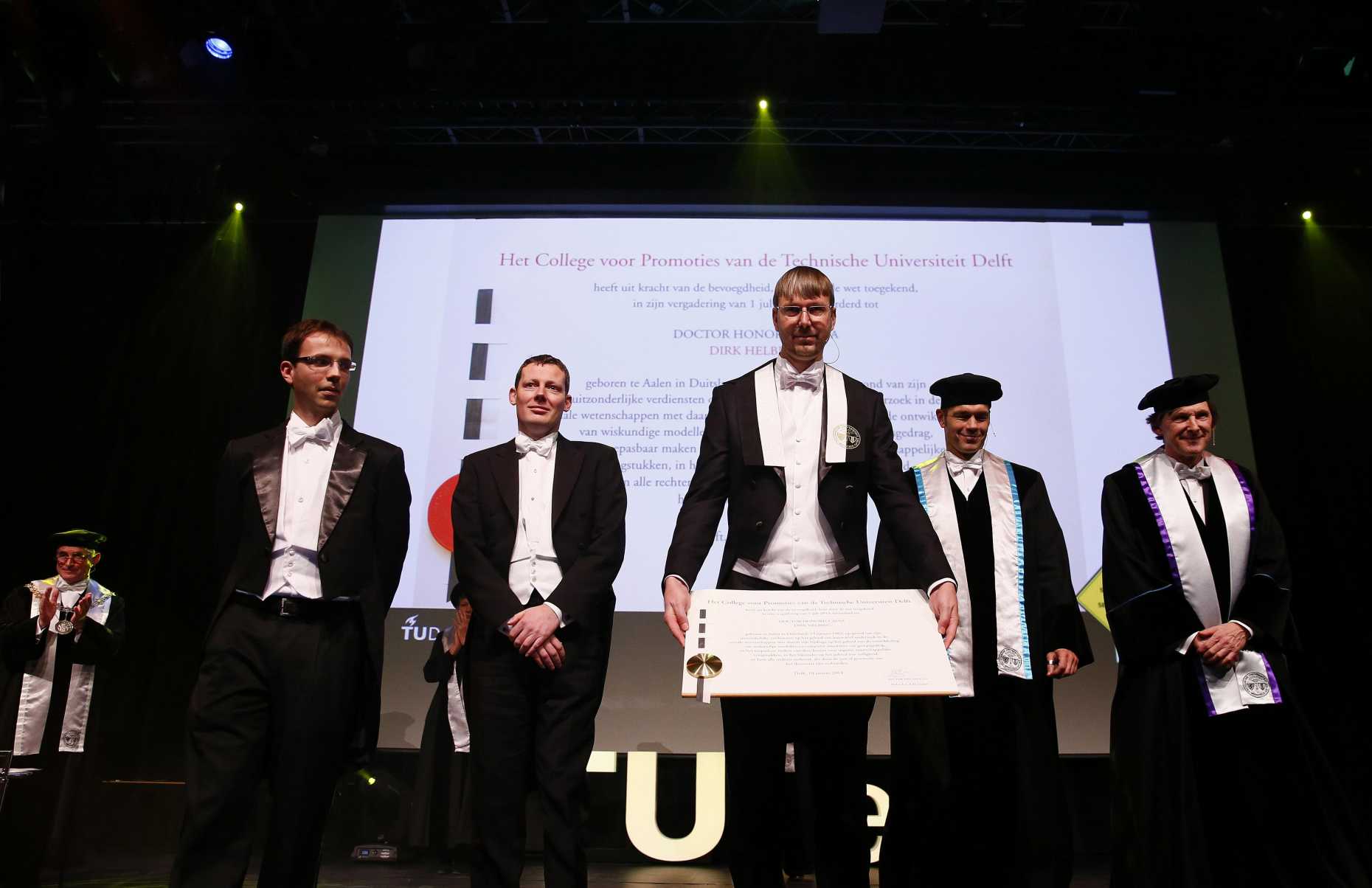 Enlarged view: Prof. Dirk Helbing recieving the honorary PhD from TU Delft